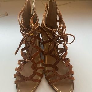 slightly wedged sandals *brand: report